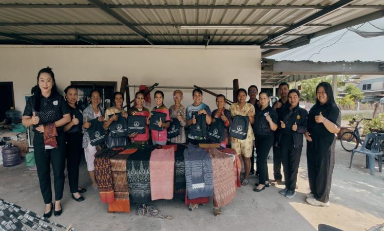 วันที่ 17 มีนาคม พ.ศ. 2569 องค์การบริหารส่วนจังหวัดขอนแก่น ลงพื้นที่ตรวจติดตามและประเมินผลโครงการส่งเสริมอาชีพการท้อผ้าไหมผ้ามัดหมี่ ย้อมสีธรรมชาติ สืบสานภูมิปัญญาท้องถิ่น ให้สมาชิกกลุ่มอาชีพ กลุ่มสตรี และประชาชนทั่วไปฯ ตำบลหนองเม็ก ตำบลหันโจด และตำบลโนนธ