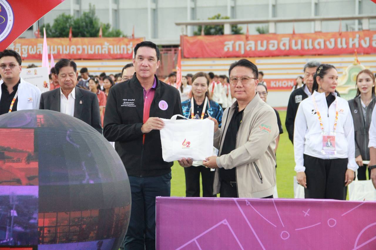  ร่วมเป็นเกียรติในพิธีเปิดการแข่งขันกีฬาฟุตบอลชิงชนะเลิศมหาวิทยาลัยแห่งประเทศไทย ครั้งที่ 4